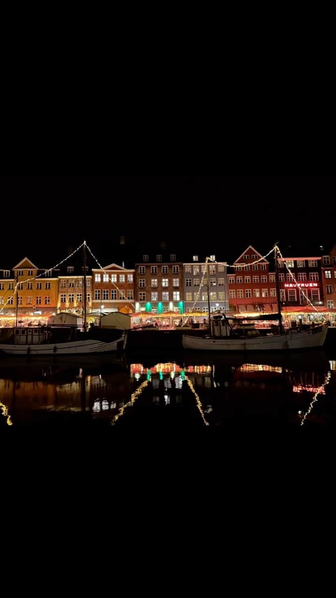Kopenhag, Nyhavn — Kopenhag Nyhavn: Karanlıkta Renkli Evler ve Kanal